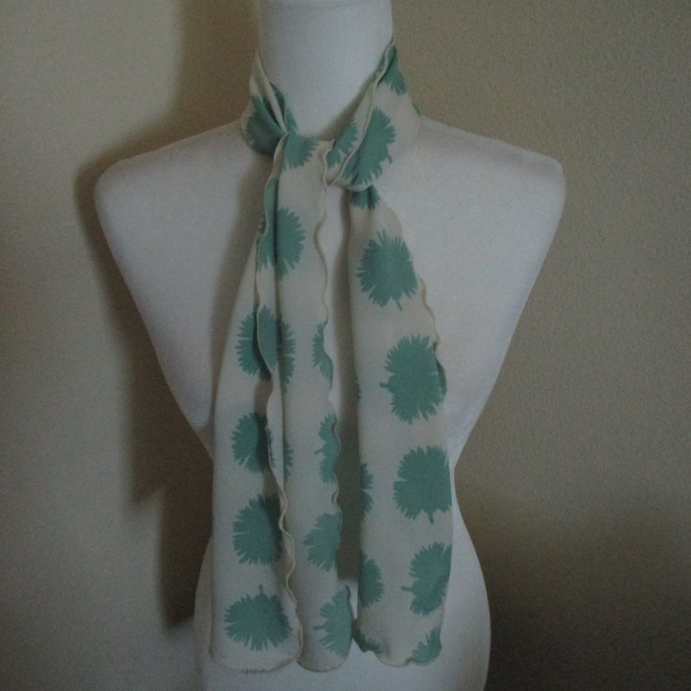 **2/12$** Ruffled edge dandelion scarf - Picture 5 of 6
